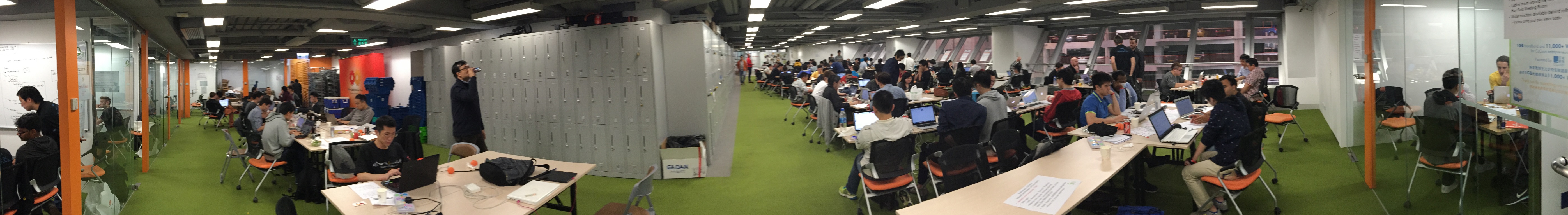 在香港 Cocoon，大约有 150 人参与 master code